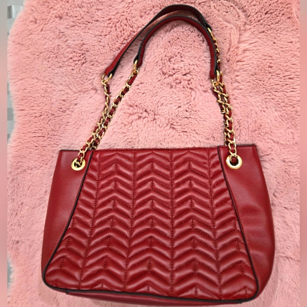 3/55$ - Elegant Red Quilted Women's Bag In Pristine Condition